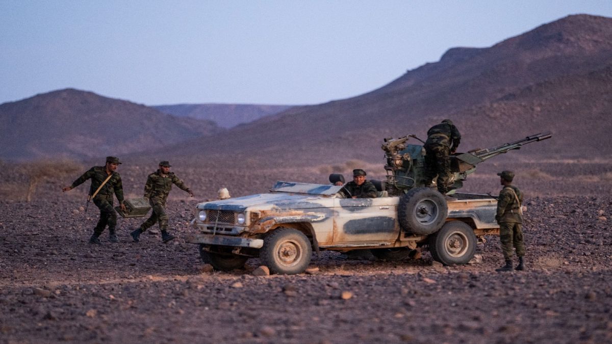 جنود من جبهة بوليساريو يشاركون في تدريب عسكري بالقرب من مهيرس، الصحراء الغربية ، الأربعاء 13 أكتوبر 2021 