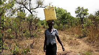 In alcuni villaggi africani gli abitanti devono percorrere 10km al giorno per raggiungere la prima fonte di acqua potabile.