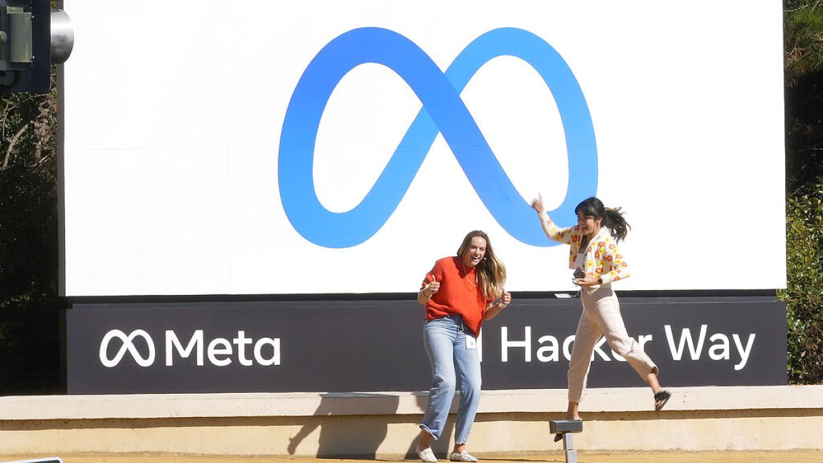 Σήμα της εταιρείας Μeta έξω από τα κεντρικά του τεχνολογικού κολοσσού στην Καλιφόρνια