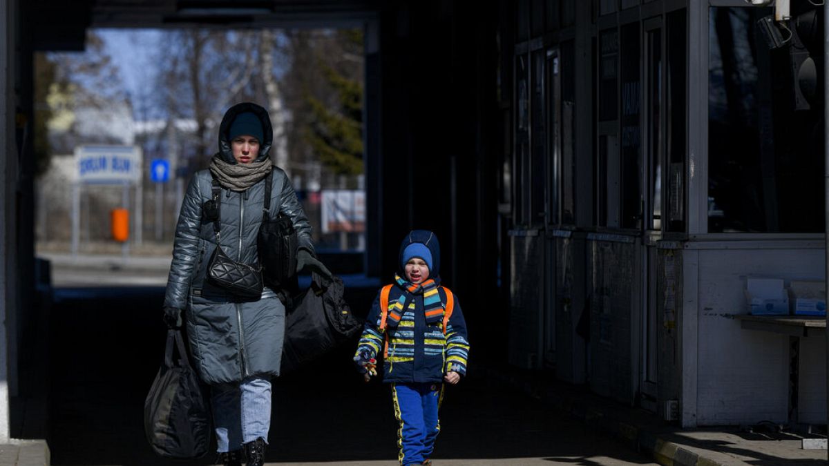 Ουκκρανή μητέρα με τον γιο της περνούν τα σύνορα προς την Ρουμανία