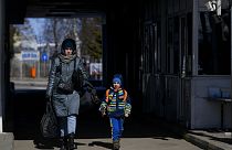 Ουκκρανή μητέρα με τον γιο της περνούν τα σύνορα προς την Ρουμανία