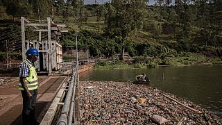 RDC : la pollution plastique obstrue le barrage Ruzizi