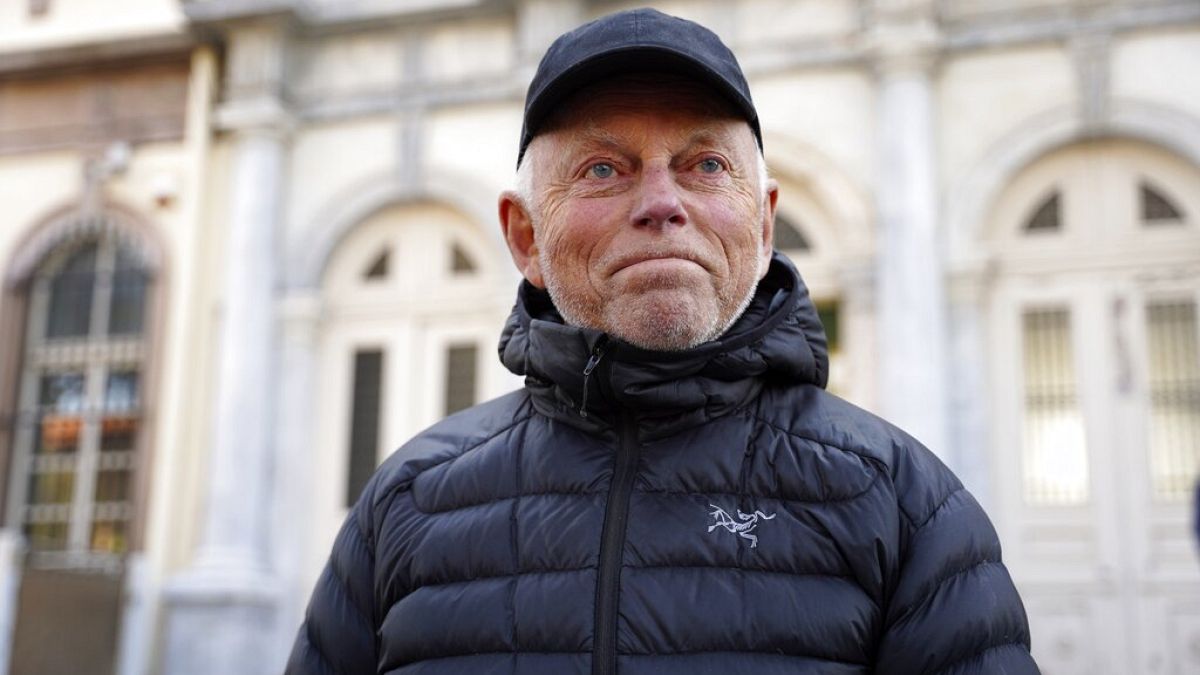 O 76χρονος Νορβηγός φωτογράφος Νουτ Μπράι αποχωρεί από το δικαστήριο της Μυτιλήνης