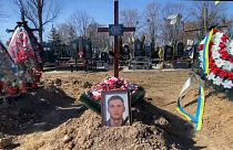 Soldado ucraniano morto em combate contra a Rússia foi enterrado em cemitério de Kiev