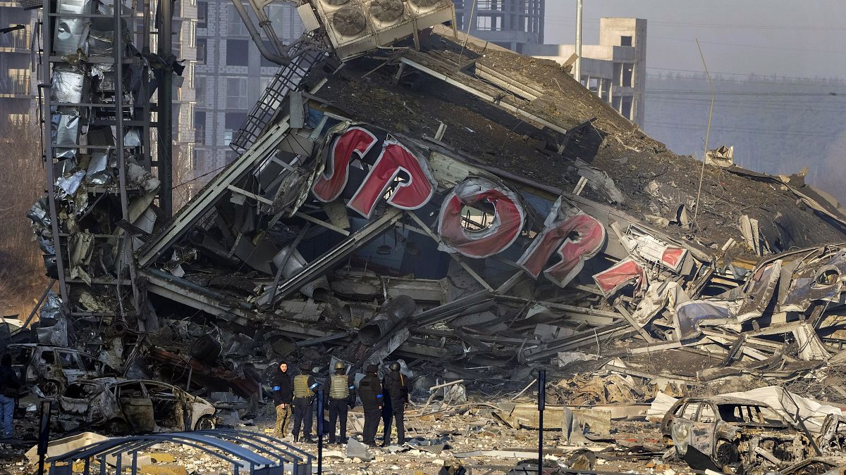 Разрушенный в результате российского удара торговый центр в Киеве