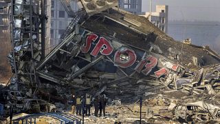 Разрушенный в результате российского удара торговый центр в Киеве