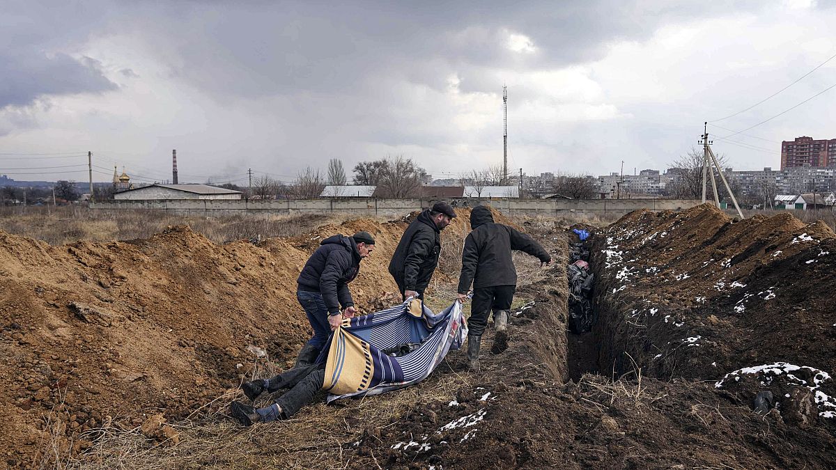 A Marioupol, enterrement des cadavres dans des fosses communes