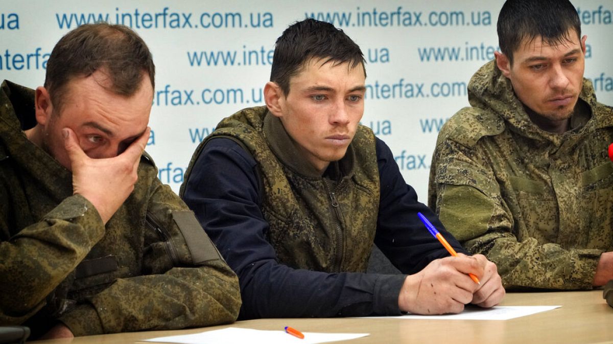 Ukrán hadifogságba esett orosz katonák nyilatkoznak egy kijevi sajtótájékoztatón, 2022. március 5-én