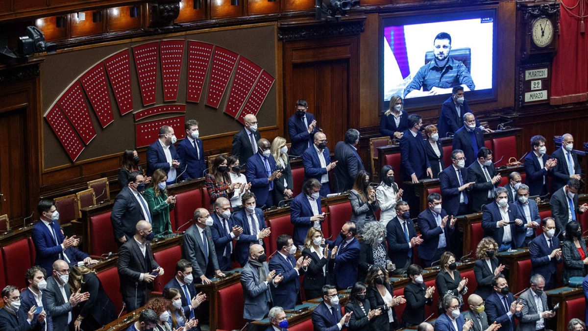 El presidente ucraniano, Volodímir Zelenski, habla ante el Parlamento italiano