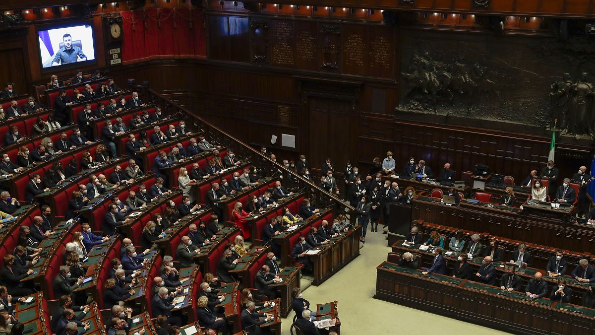 Депутаты итальянского парламента слушают выступление Владимира Зеленского 22 марта 2022