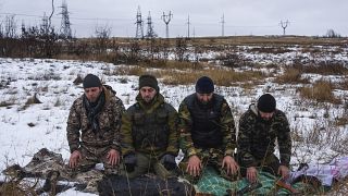 مقاتلون شيشانيون يصلون خارج نقطة تفتيش في بلدة زوغريس، شرق أوكرانيا.