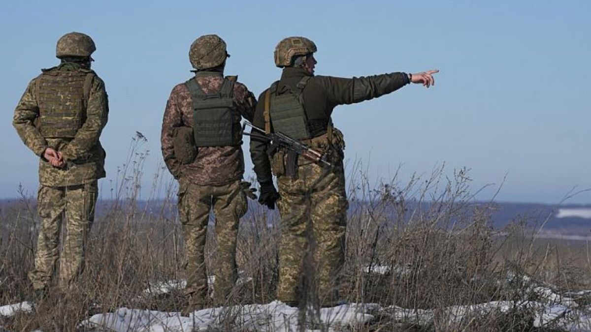 Ukrainische Soldaten begutachten die Einschlagstellen von Granaten an einer Frontlinie außerhalb von Popasna, Luhansk, 14. Februar 2022.