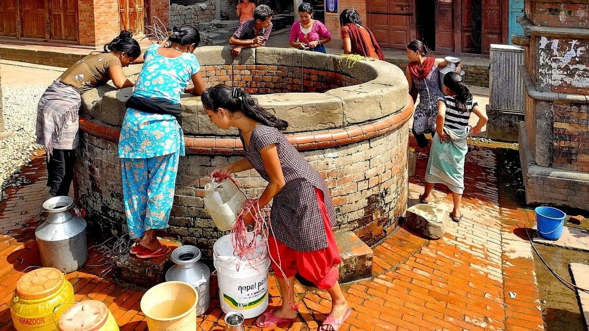 زنان نپالی در اطراف یک چاه آب 