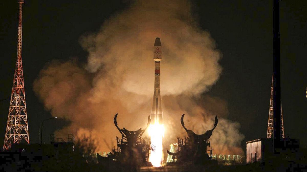 Roscosmos'a ait roket, 36 OneWeb uydusunu yörüngeye göndermek için Baykonur Uzay Üssü'nden kalkıyor. 27 Aralık 2021