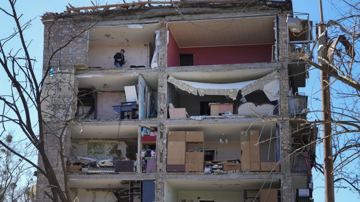 Orosz tüzérségi támadásban megsemmisült lakóház Kijevben