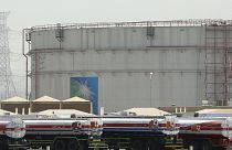شاحنات الوقود تصطف أمام صهاريج التخزين في منشأة أرامكو النفطية، في جدة.