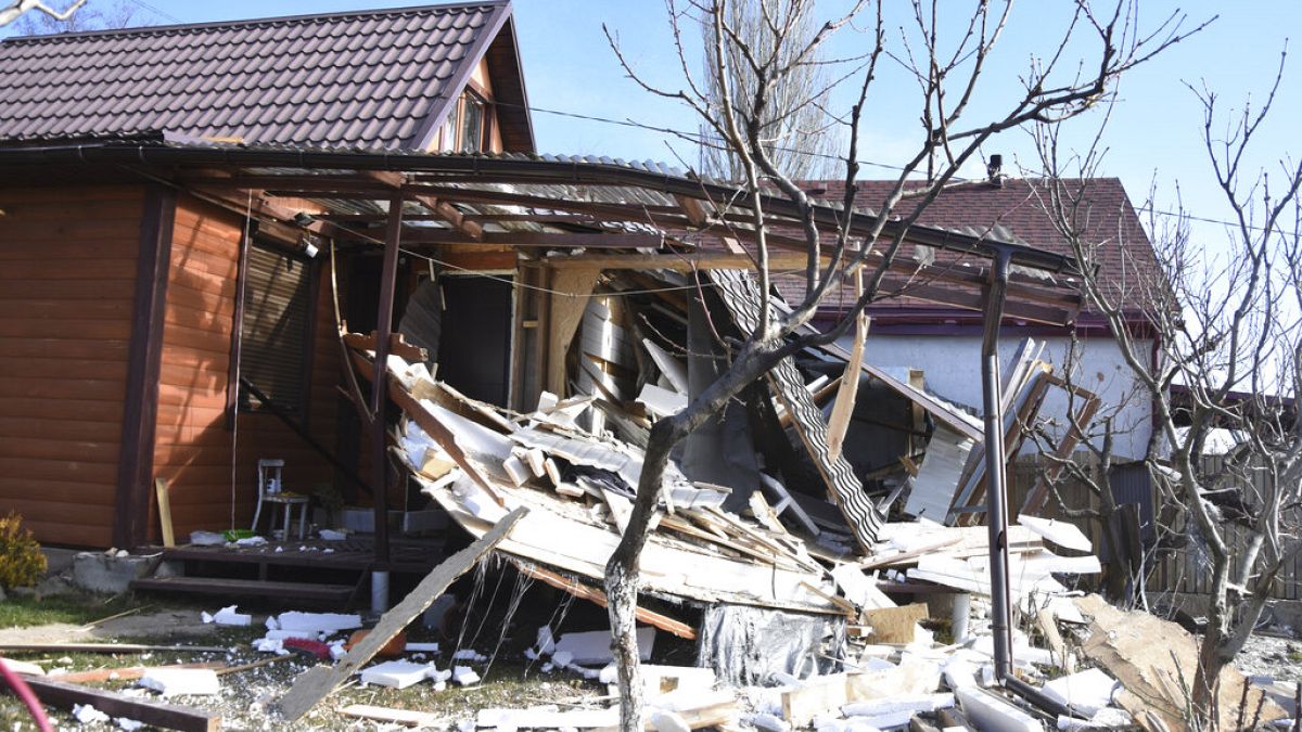 Vista de un edificio dañado por un bombardeo en Odesa, Ucrania, 21/3/2022.