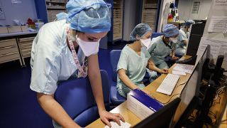 ممرضات يعملن في وحدة العناية المركزة في مستشفى جامعة ستراسبورغ بشرق فرنسا.