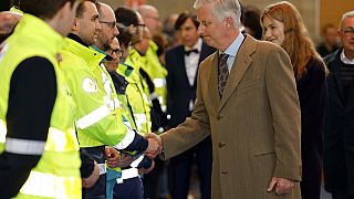 Le roi Philippe et la princesse Elisabeth de Belgique rencontrent des secouristes et des familles après le drame survenu à Strépy-Bracquegnies, dimanche 20 mars 2022.