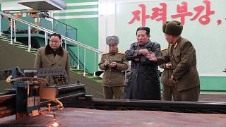Archív fotó: Kim Dzsong Un látogatásst tesz egy fegyvergyárban