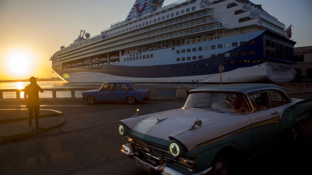 El crucero británico Marella Explorer 2, atraca en el puerto de La Habana, en La Habana, Cuba, el viernes 18 de marzo de 2022