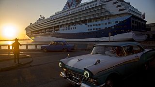 El crucero británico Marella Explorer 2, atraca en el puerto de La Habana, en La Habana, Cuba, el viernes 18 de marzo de 2022