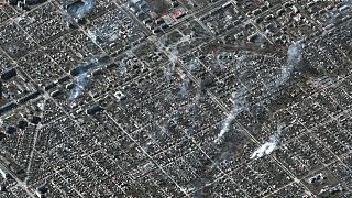 Cette image satellite fournie par Maxar Technologies montre des bâtiments en feu dans le district de Livoberezhnyi à Mariupol, en Ukraine, mardi 22 mars 2022.