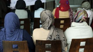 أفغانيات يشاركن في اجتماع توعوي حول العنف ضد المرأة في منتجع في غولم، ألبانيا