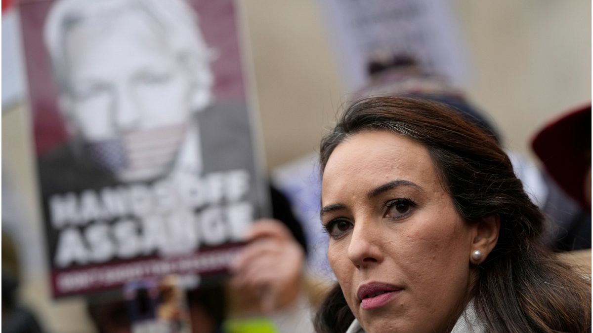 ستيلا موريس صديقة جوليان أسانج خارج المحكمة العليا بعد جلسة استماع في لندن، يوم الاثنين 24 يناير 2022