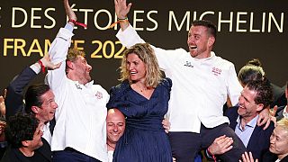 Les chefs français Arnaud Donckele, à gauche, et Dimitri Droisneau, à droite, fêtent leurs trois étoiles au guide Michelin 2022, à Cognac, France, mardi 22 mars 2022.