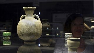قطع أثرية معروضة في متحف افتتح حديثا في مدينة البصرة جنوب العراق