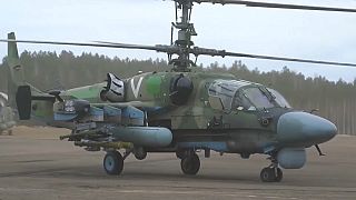 وزارة الدفاع الروسية تنشر صورا لمروحيات من نوع Ka-52 وهي تقصف مخزنا للأسلحة تابعا للجيش الأوكراني