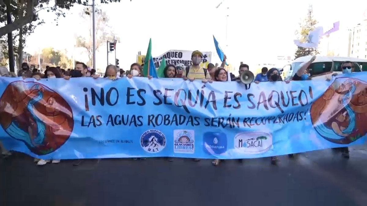 Manifestantes en Santiago de Chile durante las protestas del día del agua
