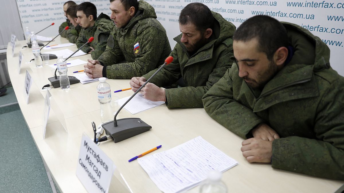 Orosz hadifoglyok az ukrán hadsereg által szervezett sajtótájékoztatón Kijevben 2022. március 19-én