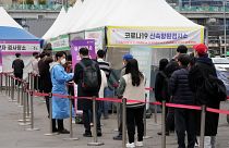 Güney Kore'nin başkenti Seul'de koronavirüs testi yaptırmak için sırada bekleyen vatandaşlar