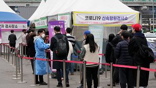 Güney Kore'nin başkenti Seul'de koronavirüs testi yaptırmak için sırada bekleyen vatandaşlar