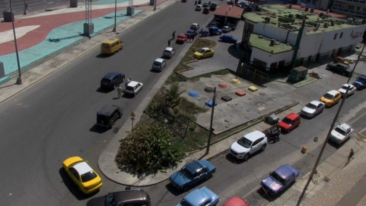 Decenas de coches haciendo cola para reponer combustible en La Habana, Cuba