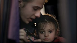 لاجئون يغادرون أوكرانيا هربا من الحرب الروسية