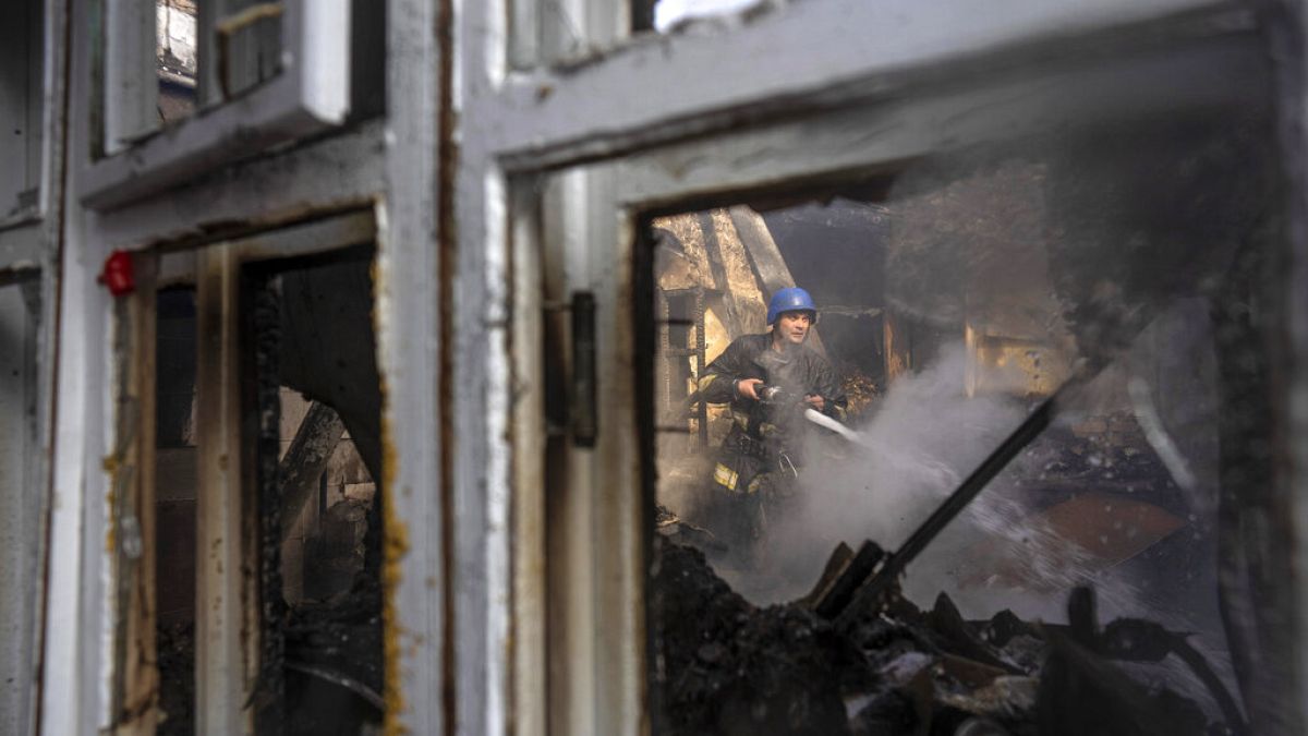 Bairro residencial de Kiev bombardeado