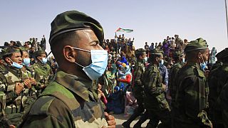 استعراض جنود الجمهورية العربية الصحراوية الديمقراطية خلال الاحتفالات بالذكرى 45 لتأسيس الزراعة والتنمية الريفية المستدامتين، في 27 فبراير 2021 بالقرب من تندوف، جنوب الجزائر
