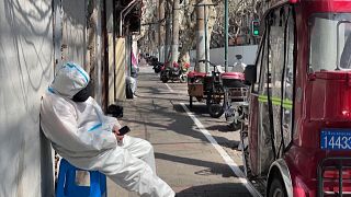Des quartiers de Shanghai barricadés face à la résurgence de la pandémie 