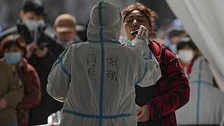 Eine Frau unterzieht sich einem Covid-Test (aufgenommen in Peking am 21. März 22)