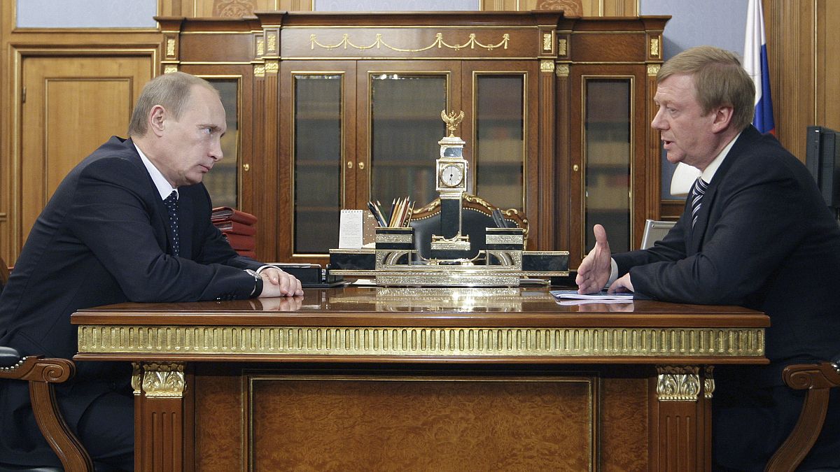 السياسي الإصلاحي الروسي المخضرم أناتولي شوبيس يجلس مقابل الرئيس الروسي فلاديمير بوتين 