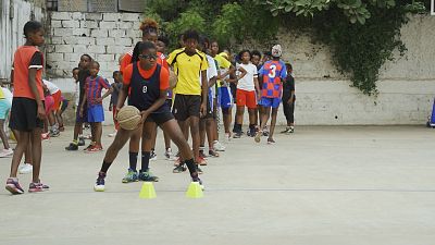 Una escuela de baloncesto en Angola ofrece disciplina y amistad a jóvenes de pocos recursos
