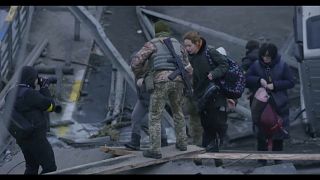 Военные помогают мирным жителям в Киеве