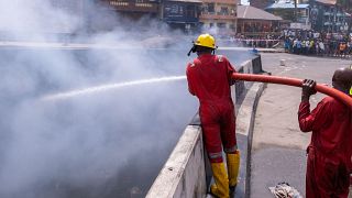 عناصر الإطفاء يخمدون نيرانا نشبت في سوق في لاغوس. 2022/03/23