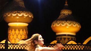 صورة لراقصة مصرية في نادي ألف ليلة وليلة بمنتجع شرم الشيخ المطل على البحر الأحمر، في مصر، الجمعة 17 يوليو 2009