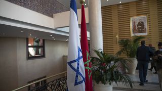 العلمان المغربي والإسرائيلي وزارة الخارجية المغربية في الرباط، المغرب.