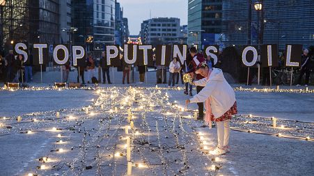 Protestors in Brussels call on EU leaders to impose a full ban on Russian fuels and to hold one minute of silence to honour the victims of war.
