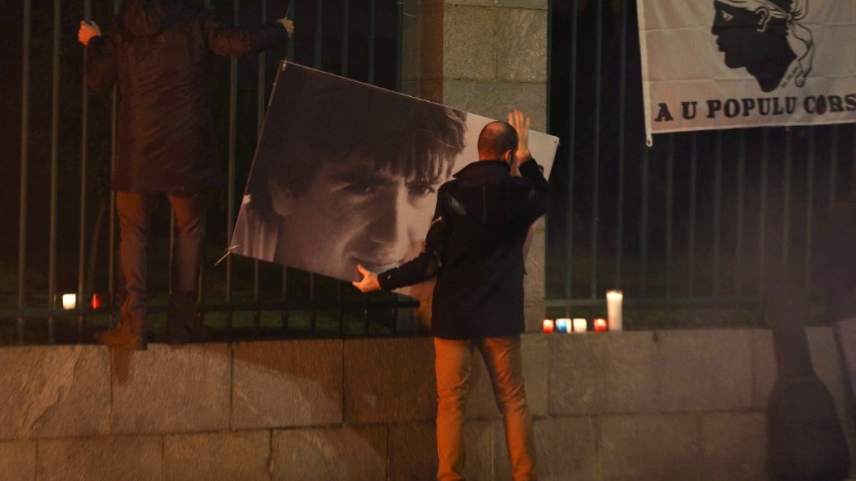 Des manifestants enlèvent un portrait d’Yvan Colonna devant la préfecture d’Ajaccio (archive).